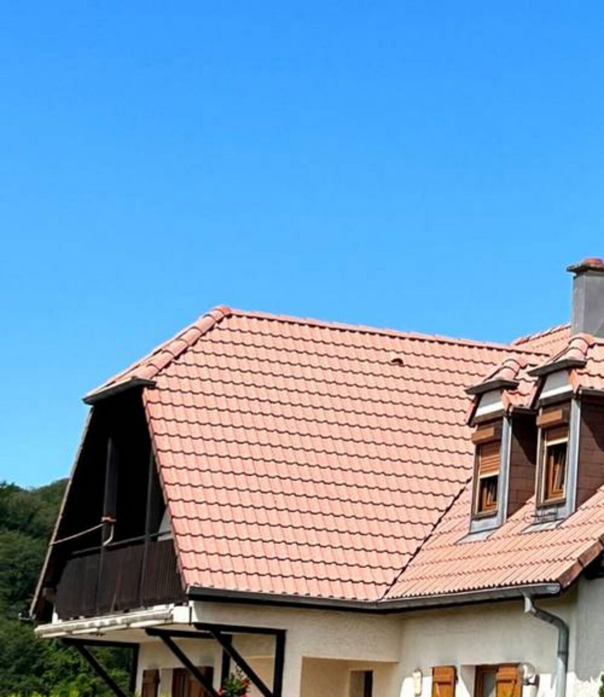 Toiture avant nettoyage et hydrofuge coloré