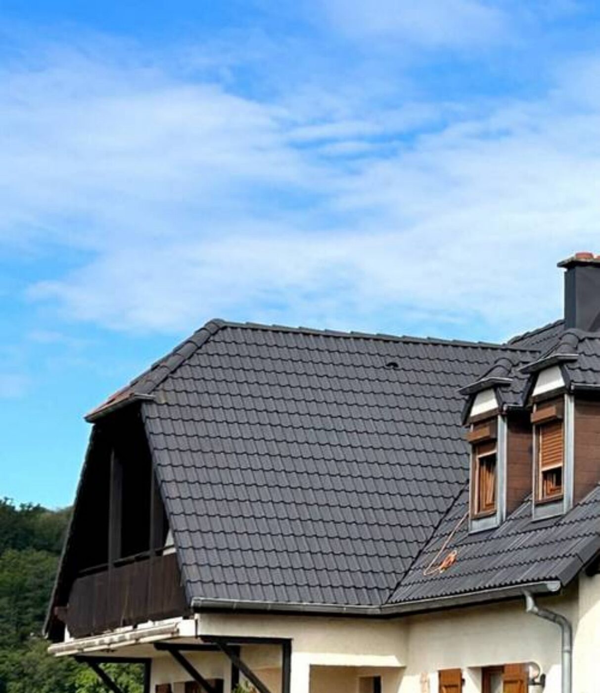 La même toiture après hydrofuge coloré